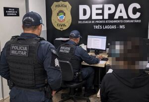 Mulher pede socorro à mãe ao ser trancada casa pelo companheiro 