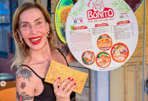 Dona do negócio e estrela dos vídeos: Veruska dá show de simpatia no Pastel Bonito