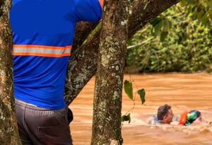 Policial de folga enfrenta correnteza e resgata casal após barco virar  