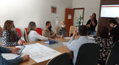 Cada unidade habitacional possui dois quartos, sala, cozinha, banheiro e área de serviço.