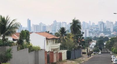 Céu de Campo Grande fica acinzentado após nuvem de incêndio no Pantanal aliado a tempo seco e nuvens. —