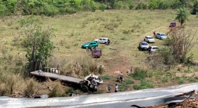 Caminhão desceu a ribanceira; outros motoristas recolheram alimentos espalhados no local (Foto: Direto das Ruas) - CREDITO: CAMPO GRANDE NEWS