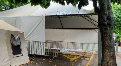 Morador de rua dormindo embaixo das tendas - Crédito: Ligado na Redação/Dourados News
