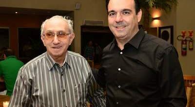 Roberto Orro à esquerda abraçado com o filho, deputado estadual Felipe Orro (PSDB)