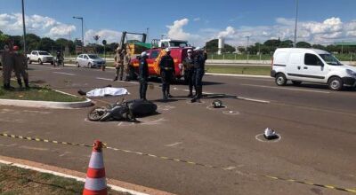 Vítima estava em uma Honda Biz e bateu em um caminhão na avenida. - Crédito: Repórter Top