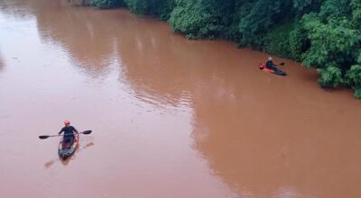 Bombeiros percorrem o rio de caiaque em buscas pelo menino (Foto: Marcos Ermínio, Jornal Midiamax)