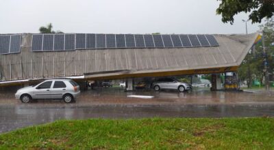 CHUVA: Teto de posto de combustível despenca e atinge bomba e carro em MS