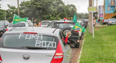 Veículo com escrita contra Bolsonaro em protesto. (Foto: Silas Lima) - CREDITO: CAMPO GRANDE NEWS