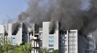 Incêndio atinge prédios do Instituto Serum, na cidade de Pune, na Índia Foto: - / AFP
