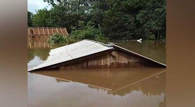 Trecho de vídeo mostra apena teto de casa coberta pela água. (Foto: Reprodução Vídeo)