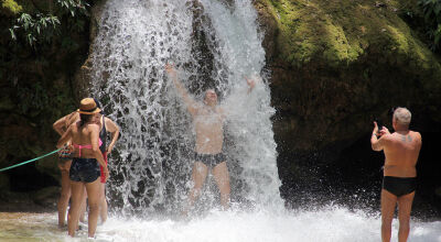 Turistas desfrutam das cachoeiras com águas cristalinas: balneários recebem maior demanda em 2020