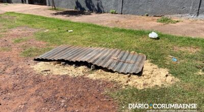 Moradores colocaram areia e pedaço de metal em local onde mulher foi achada morta