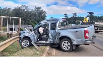 Caminhonete ficou com a frente destruída (Foto: Vang FM)