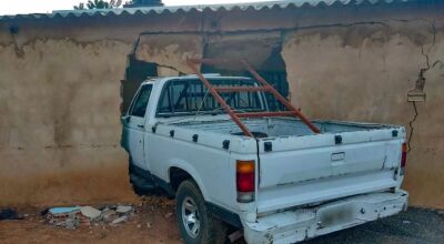 D20 quebrou parede e foi parar dentro de casa (Foto: Marcos Maluf) - CREDITO: CAMPO GRANDE NEWS