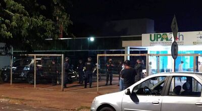 Equipes da Guarda Municipal em frente a UPA em que ocorreu a prisão (Foto: Adriano Fernandes) - CREDITO: CAMPO GRANDE NEWS