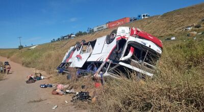Ônibus saiu da pista da Washington Luís e caiu em ribanceira em Rio Claro Foto: Polícia Rodoviária