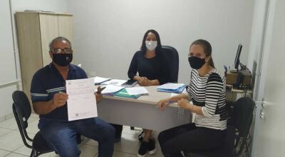 Servidor exibe carta de concessão de aposentadoria junto à equipe que o atendeu. Foto: Rildo Lima Previna