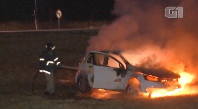 Bombeiros controlam incêndio no carro do motorista de aplicativo Foto: José Aparecido/TV Morena