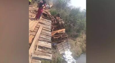 Caminhão carregado de ração tombou de ponte, em Paranaíba. (Foto: Redes Sociais)