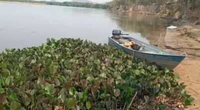 Barco onde a vítima e o filho seguiam quando aconteceu o acidente. (Foto: Sidney Assis) - CREDITO: CAMPO GRANDE NEWS