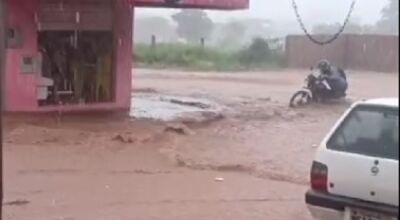 Chuva forte alaga rua no Los Angeles e quase leva motoqueiro