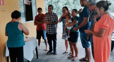 Dona Gedi Flores Sanches a rezadeira e os padrinhos da pequenina Isís, Paulina Rodrigues e Claudecir, Bosco e Márcia