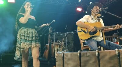 Cantora Gaúcha Daniele Skowronski de Férias em Bonito, sobe ao palco e canta com Guito 