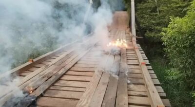 BONITO: Ato de vandalismo: ponte de acesso a pesqueiros e atrativos no &Aacute;guas do Miranda &eacute; incendiada