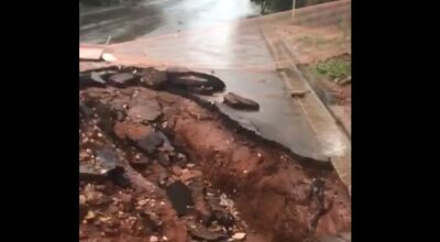 Temporal derruba muro de casas, cemitério e causa destruição em cidade de MS; veja VÍDEO