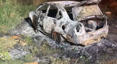 Corpos são encontrados carbonizados dentro de carro