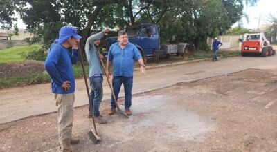 Josmail vistoria obra de tapa-buraco na Rua 15 de Novembro em Bonito