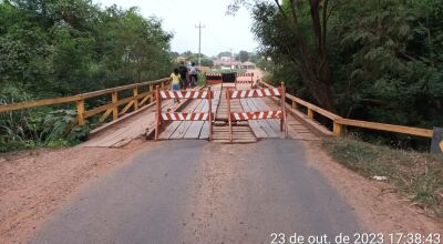 Ponte na Rua Monte Castelo, que dá acesso a Vila Jaraguá está interditada em Bonito