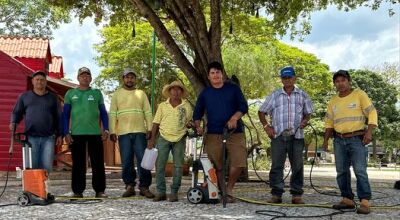 Seu Zé e sua equipe com muita alegria na limpeza das vias publicas e da praça mais famosa do MS. 