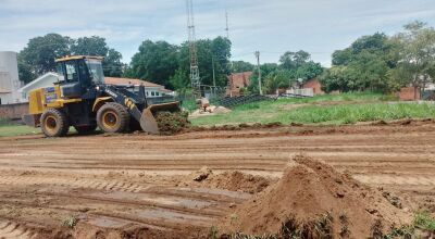 Equipe da prefeitura realiza terraplanagem onde será construída quadra coberta em Águas do Miranda