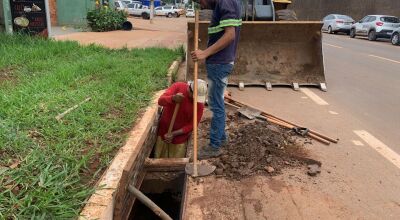 Trabalhadores da Secretaria de Obras realizam limpeza de bocas de lobo em Bonito