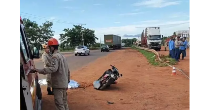 Motociclista para debaixo de carreta após batida e morre em avenida de MS