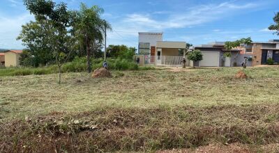 Secretaria de Obras realiza limpeza e manutenção da rua de entrada do Bairro Tarumã