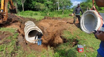 Bonito instala tubulação de concreto em pontilhão na estrada do Sinhozinho