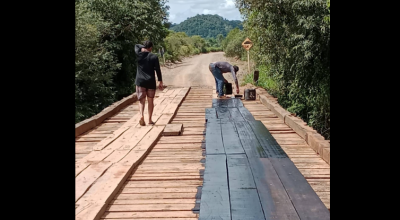 Equipes da Secretaria de Obras realizam manutenção da ponte sobre o Rio Laudejá em Bonito