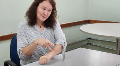 No Dia Internacional da Mulher, professora surda de MS dá aula de superação