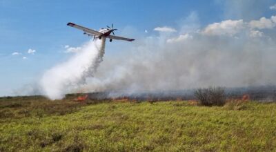 Com apoio aéreo, bombeiros atuam em incêndios florestais e resgatam ribeirinhos no Pantanal