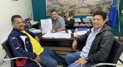 Prefeito Josmail Rodrigues assina aposentadoria e agradece servidor em Bonito