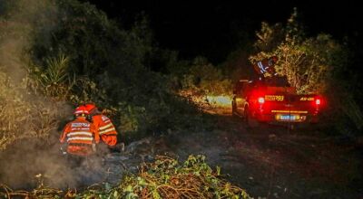 Frente fria favorece combate aos incêndios, e trabalho do Corpo de Bombeiros volta a invadir a noite