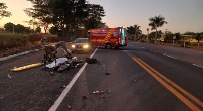 Homem morre e outro fica gravemente ferido em acidente entre moto e carreta em MS