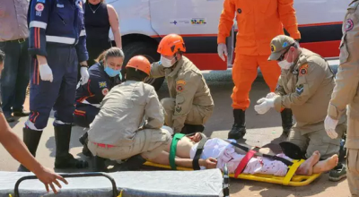 Motociclista tem perna dilacerada ao ser atropelado por caminhão em MS