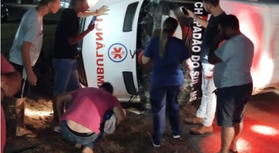 Ambulância tomba em acidente com carro em rodovia de MS