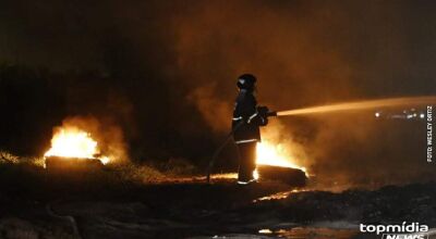 Comércio pega fogo e bombeiros encontram corpo carbonizado em MS