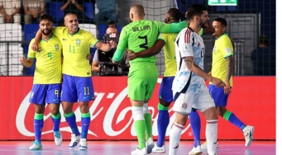 Seleção de futsal goleia de novo e vai às quartas com 100% na Copa