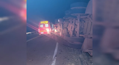 Pneu estoura, caminhoneiro perde controle e carreta de carvão tomba em MS