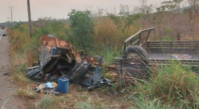 Motorista morre em acidente, e irmão atira em sobreviventes